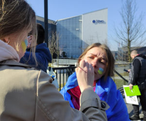 Protest pod siedzibą TZMO. Co dalej z Toruńskimi Zakładami Materiałów Opatrunkowych w Rosji?