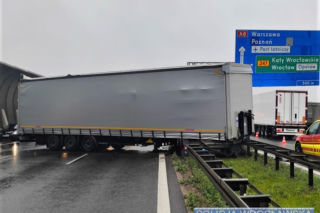 Całkowita blokada AOW po zderzeniu dwóch tirów. Naczepa stanęła w poprzek drogi