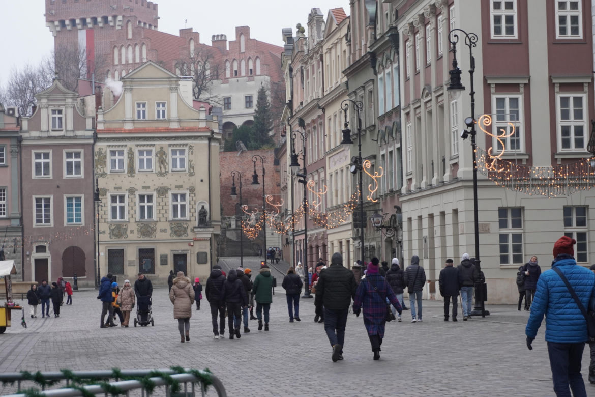 Tłumy ludzi na świątecznym spacerze na Starym Rynku w Poznaniu