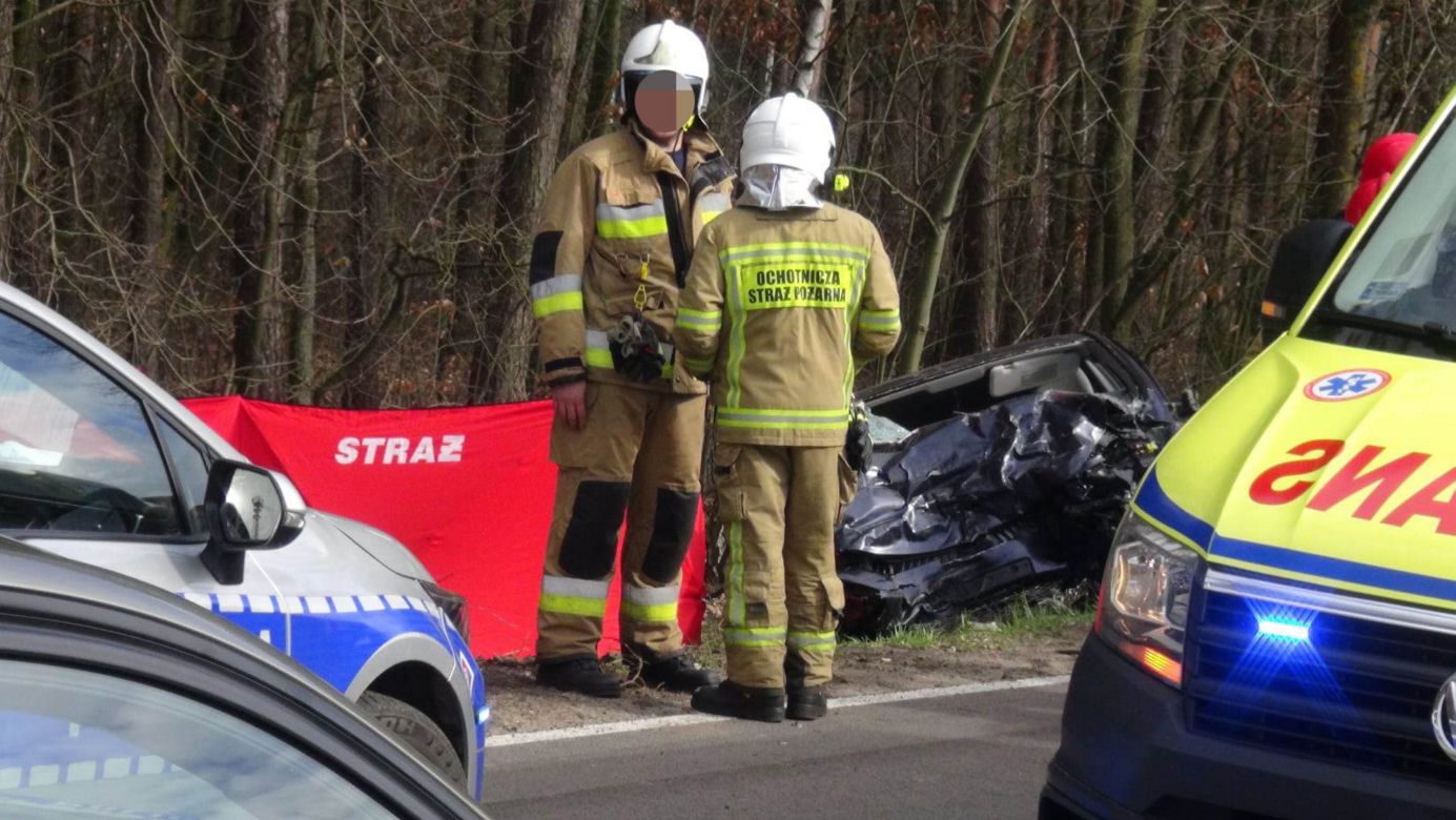 Tragedia w Klembowie. Z auta zostały strzępy, kierowca nie żyje. Są ranni