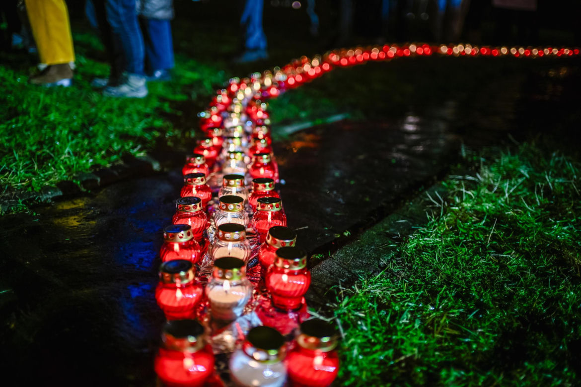 Gdańsk. "Rocznica śmierci Pawła Adamowicza. Na pl. Solidarności zapłonęło Wielkie Serce [ZDJĘCIA]. 