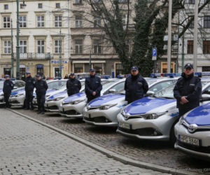 Komenda Miejska Policji w Krakowie w hybrydowych radiowozach Toyoty