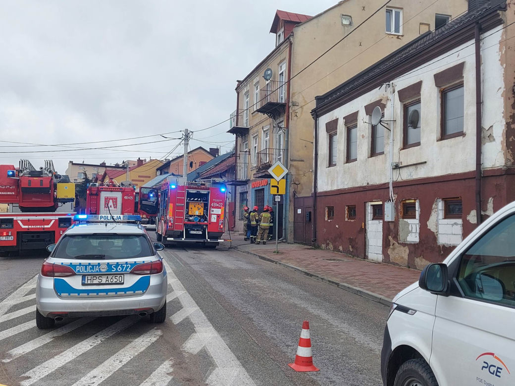 Pożar w kamienicy przy Iłżeckie w Starchowicach! W niedzielny poranek służby w akcji