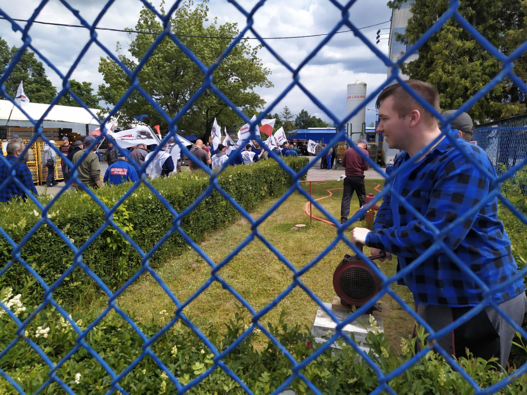 Trwa strajk generalny w Altrad Mostostal. Protestujących poparli związkowcy z Mostostalu Siedlce - zobacz zdjęcia!