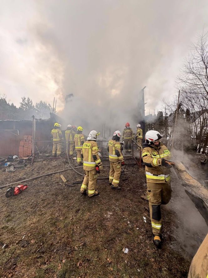 Z piętrowego domu zostały tylko zgliszcza, ogień zabrał wszystko. Potężny pożar pod Warszawą