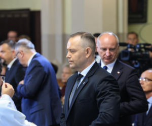 Szok po tragedii w Łodzi. Dziesięć malutkich trumienek na pogrzebie. Tego widoku nie da się wyrzucić z głowy