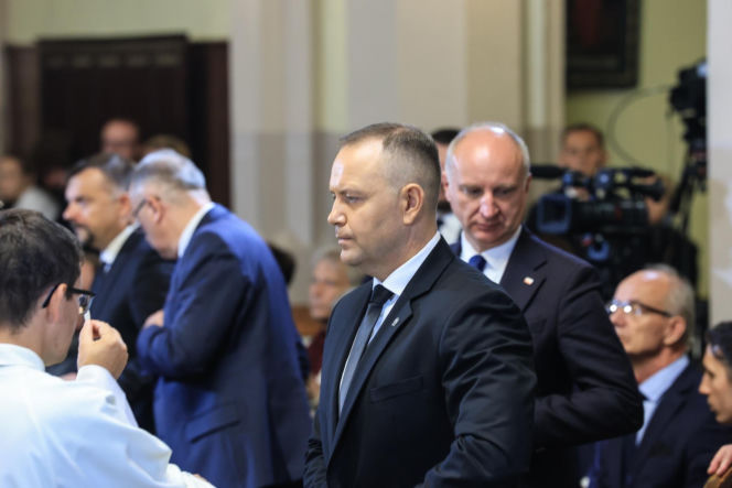 Szok po tragedii w Łodzi. Dziesięć malutkich trumienek na pogrzebie. Tego widoku nie da się wyrzucić z głowy