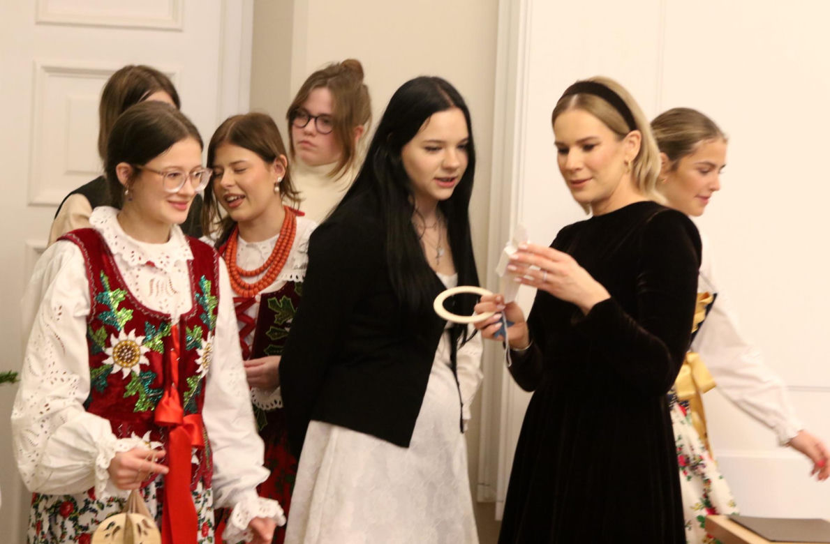 W Pałacu Prezydenckim już święta. Marta Nawrocka z rodziną ubierała choinkę