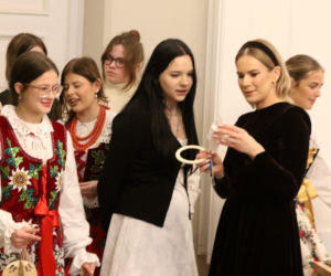 W Pałacu Prezydenckim już święta. Marta Nawrocka z rodziną ubierała choinkę