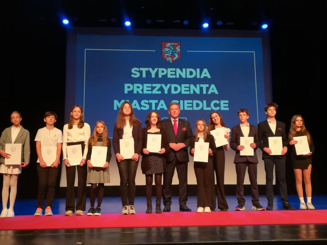 Stypendystom prezydent Andrzej Sitnik wręczył Listy Gratulacyjne