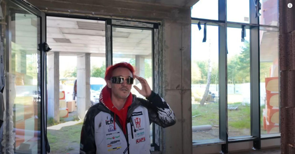 Michał Wiśniewski na budowie swojego domu