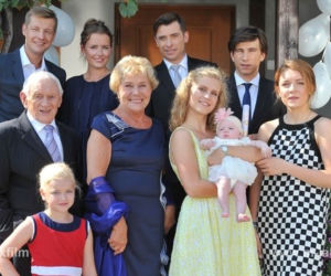 M jak miłość. Hania (Maja Marczak), Lucjan (Witold Pyrkosz), Natalka (Marcjanna Lelek), Ula (Iga Krefft), Barbara (Teresa Lipowska), Franek (Piotr Nerlewski) Marek (Kacper Kuszewski)