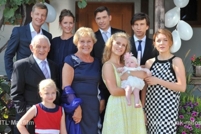 M jak miłość. Hania (Maja Marczak), Lucjan (Witold Pyrkosz), Natalka (Marcjanna Lelek), Ula (Iga Krefft), Barbara (Teresa Lipowska), Franek (Piotr Nerlewski) Marek (Kacper Kuszewski)