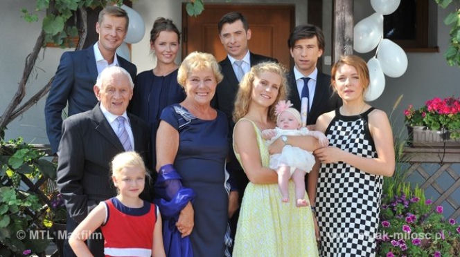 M jak miłość. Hania (Maja Marczak), Lucjan (Witold Pyrkosz), Natalka (Marcjanna Lelek), Ula (Iga Krefft), Barbara (Teresa Lipowska), Franek (Piotr Nerlewski) Marek (Kacper Kuszewski)