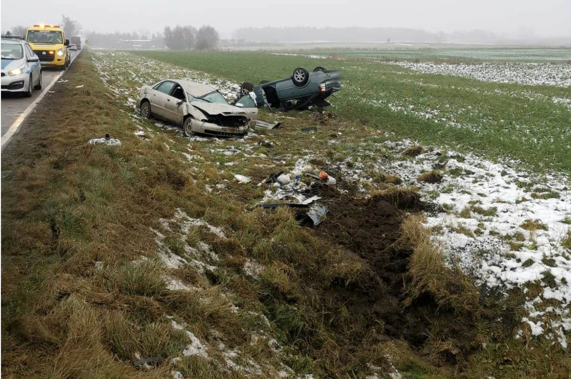 Dachowanie osobówek na DK 16 w Lasecznie. Nie upewniła się, że może bezpiecznie wyprzedzać