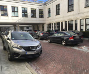 Głosują za wysokimi mandatami, sami łamią przepisy