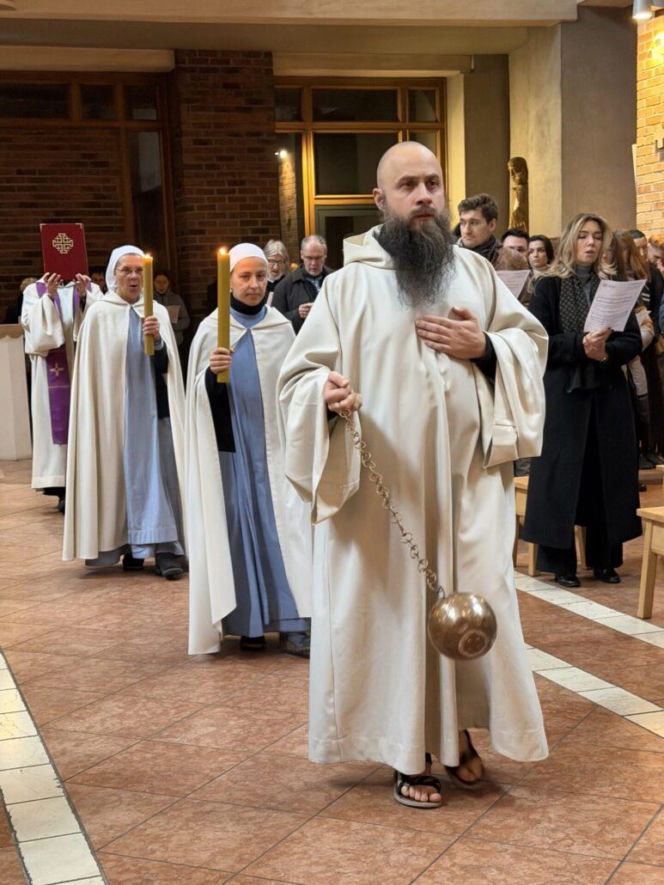 Spędzili 42 godziny na modlitwie w Warszawie. Powód może szokować