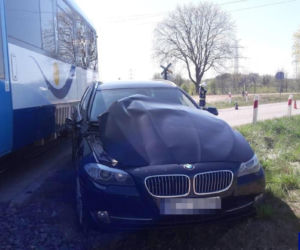 Kierowca BMW serii 5 wjechał pod szynobus 