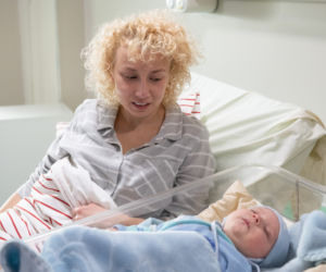 Na Wspólnej odc. 2839. Beata (Katarzyna Ptasińska), jej syn (Julian Duliński)