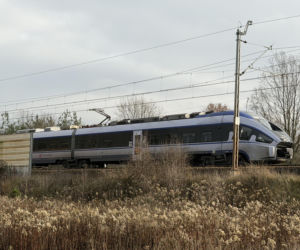 Zignorowała opuszczone rogatki, z torów zmiótł ją nadjeżdżający pociąg. Dramat w Jasiennicy Mazowieckiej