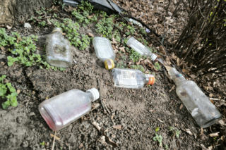 Setki „małpek” pod centrum profilaktyki. Kto posprząta śmieci przy Jana Pawła II?