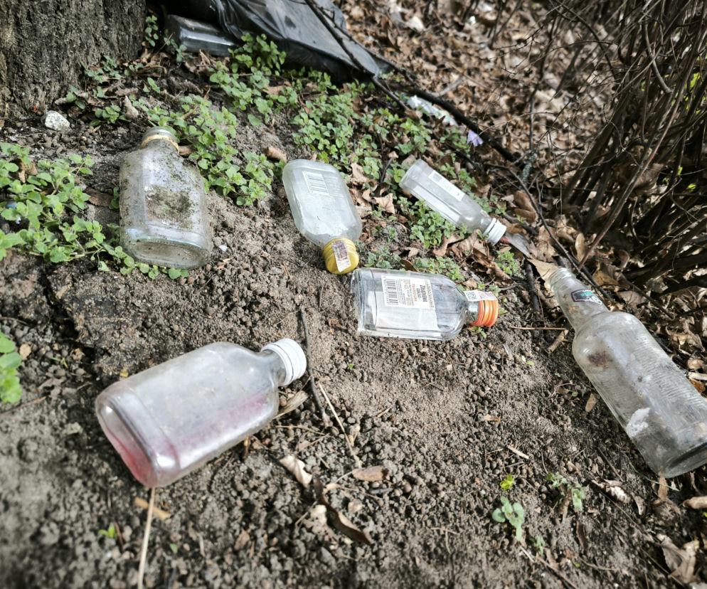 Setki „małpek” pod centrum profilaktyki. Kto posprząta śmieci przy Jana Pawła II?