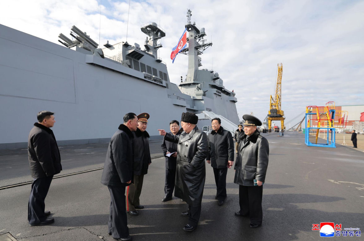 Korea Płn./ Przywódca Kim Dzong Un z 13-letnią córką testowali nowe pistolety
