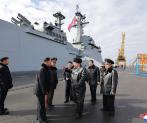 Korea Płn./ Przywódca Kim Dzong Un z 13-letnią córką testowali nowe pistolety