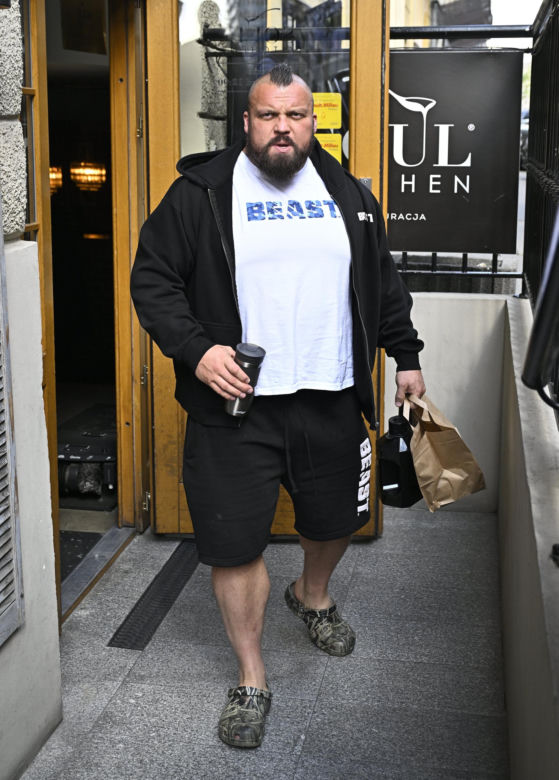 Eddie Hall zjadł przed walką z Pudzianowskim ogromnego steka. Pożre też "Pudziana"?