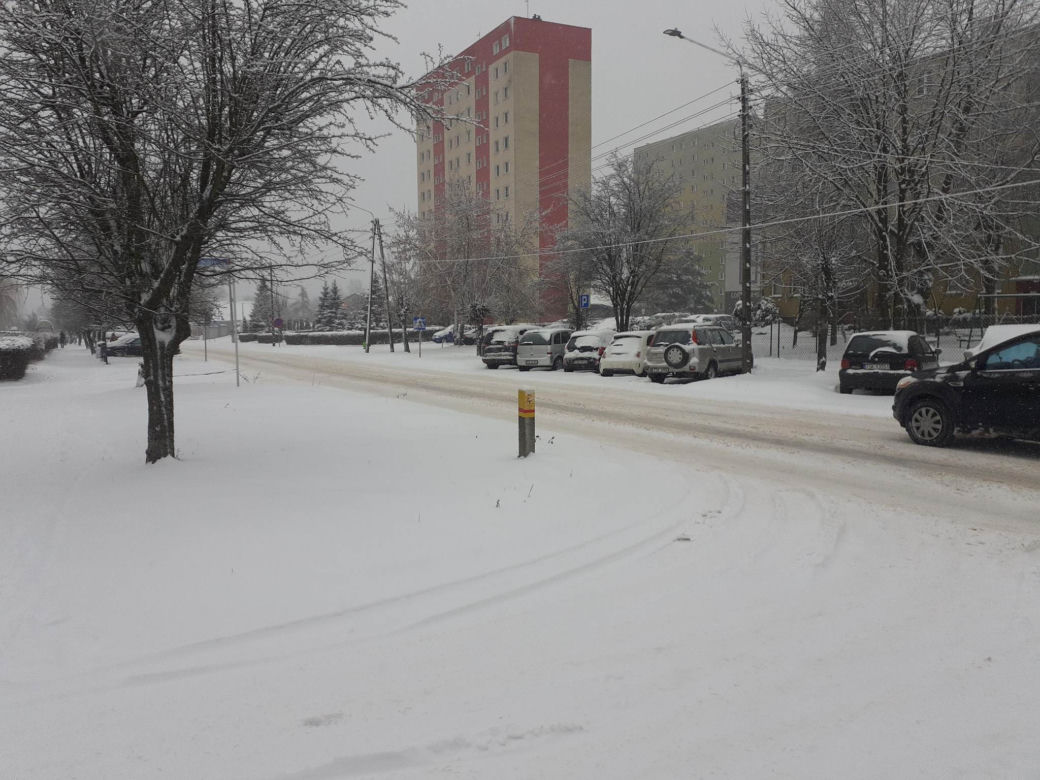 Starachowice pod śniegiem, na drogach trudne warunki do jazdy
