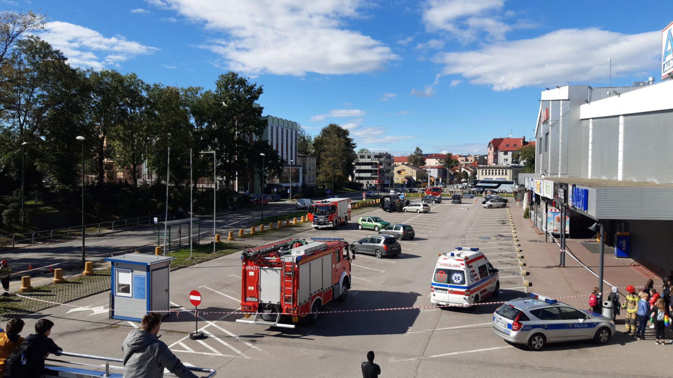 Zaczęła rozpakowywać paczkę i doznała szoku! Pod galerią zaroił się od policji