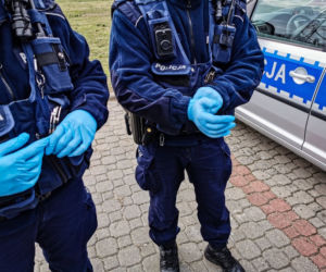 #ZostańWDomu. Policjanci sprawdzają, czy mieszkańcy przestrzegają kwarantanny