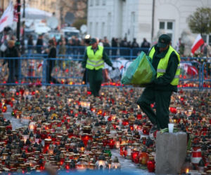 Sprzątanie zniczy pod Pałacem Prezydenckim 
