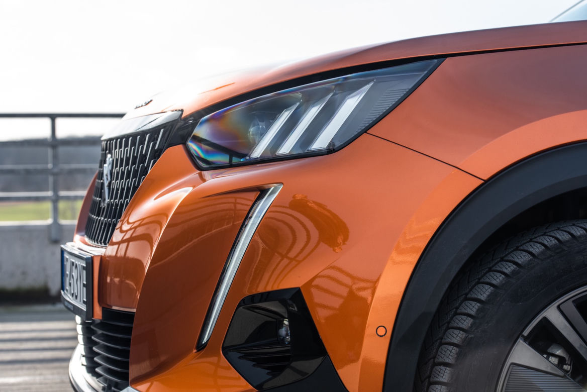 Peugeot 2008 GT Line vs Renault Captur Intens