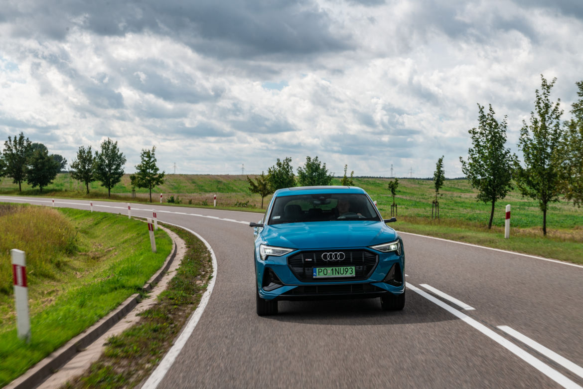 Audi e-tron Sportback 55 quattro S line (Antigua Blue)