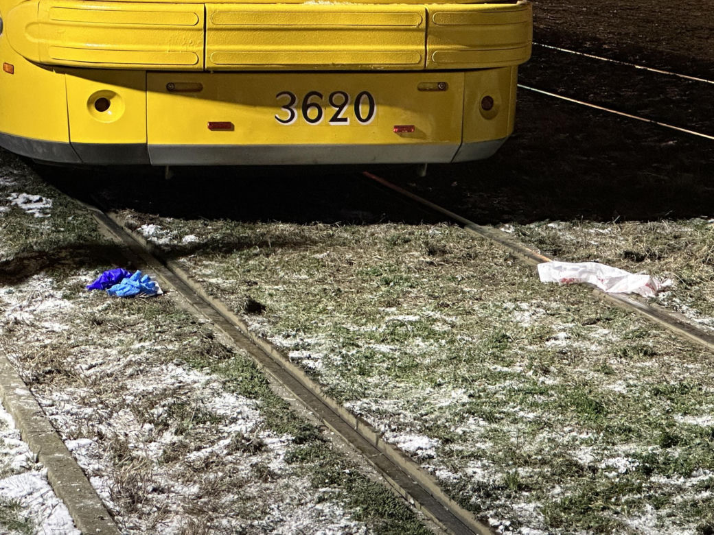 Szesnastolatek ciągnięty przez tramwaj. Chwilę wcześniej przechodził na czerwonym świetle. Cudem uniknął śmiercit
