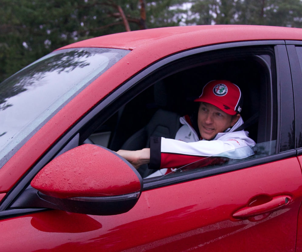 Kimi Raikkonen jeździ Alfą Romeo Stelvio