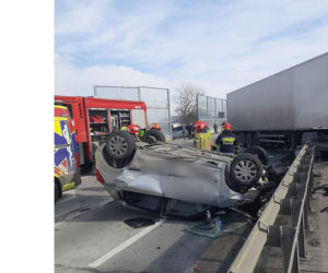 Zderzenie ciężarówki z osobówką na DK 94. Są ranni i utrudnienia