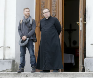 Blondynka 4 sezon. Andrzej Błażejczyk (Krystian Wieczorek), ksiądz (Olaf Lubaszenko)