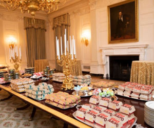 Trump przywitał gości... hamburgerami z fast foodu