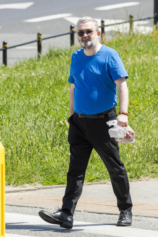 Karol Karski objada się malinami