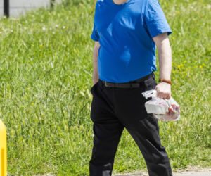 Karol Karski objada się malinami