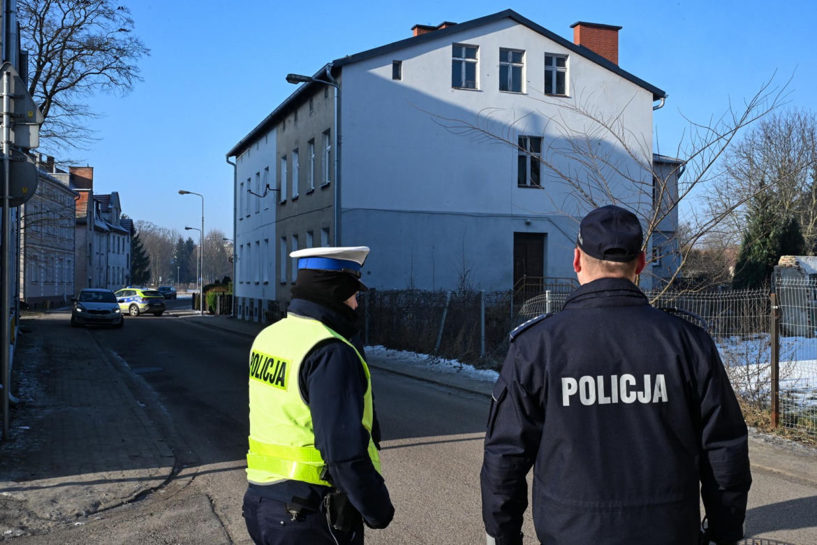 Szczecinek/ Saperzy usunęli pocisk przeciwlotniczy znaleziony w śródmiejskiej kamienicy
