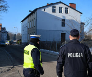 Szczecinek/ Saperzy usunęli pocisk przeciwlotniczy znaleziony w śródmiejskiej kamienicy