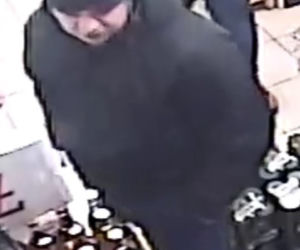 Pobicie obcokrajowców w Toruniu. Policja nadal szuka tych mężczyzn