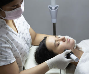 Zabieg Geneo 3 w 1 na twarz robi coraz większą furorę. Jak działa złuszczanie, dotlenianie i odżywianie skóry?