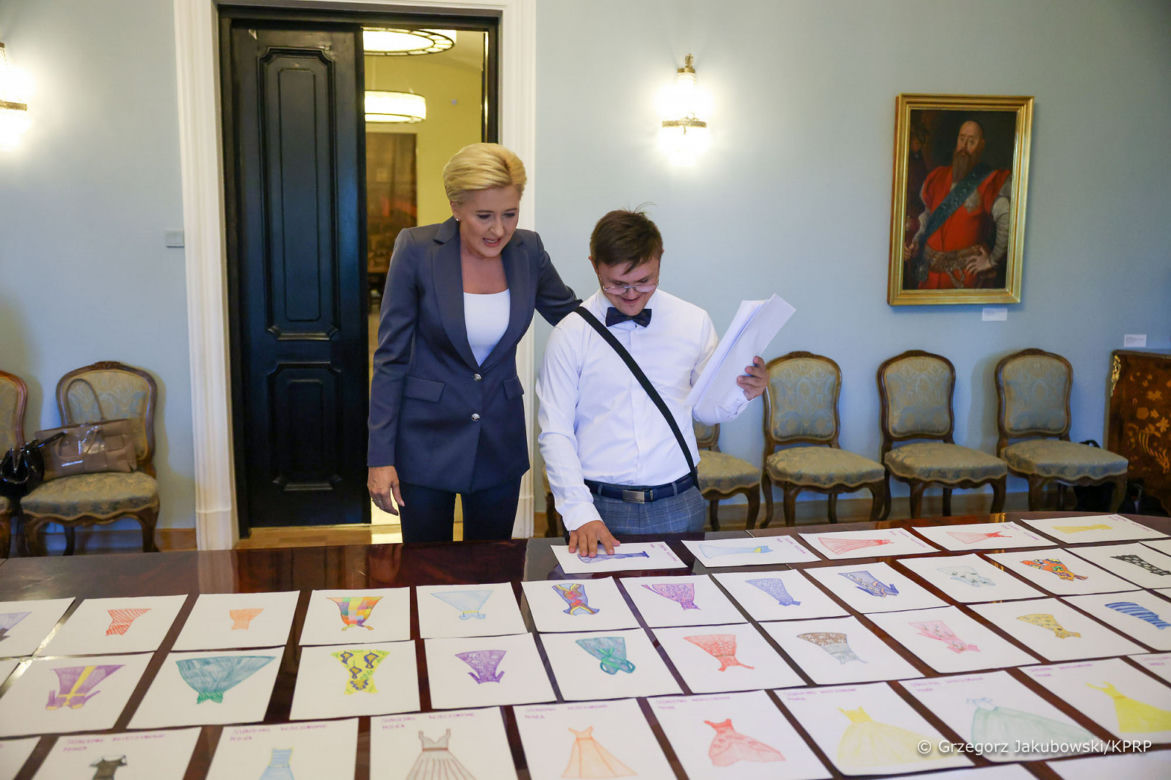 Projektant z zespołem Downa dał Agacie Dudzie prezent. Przepiękna suknia [ZDJĘCIA]