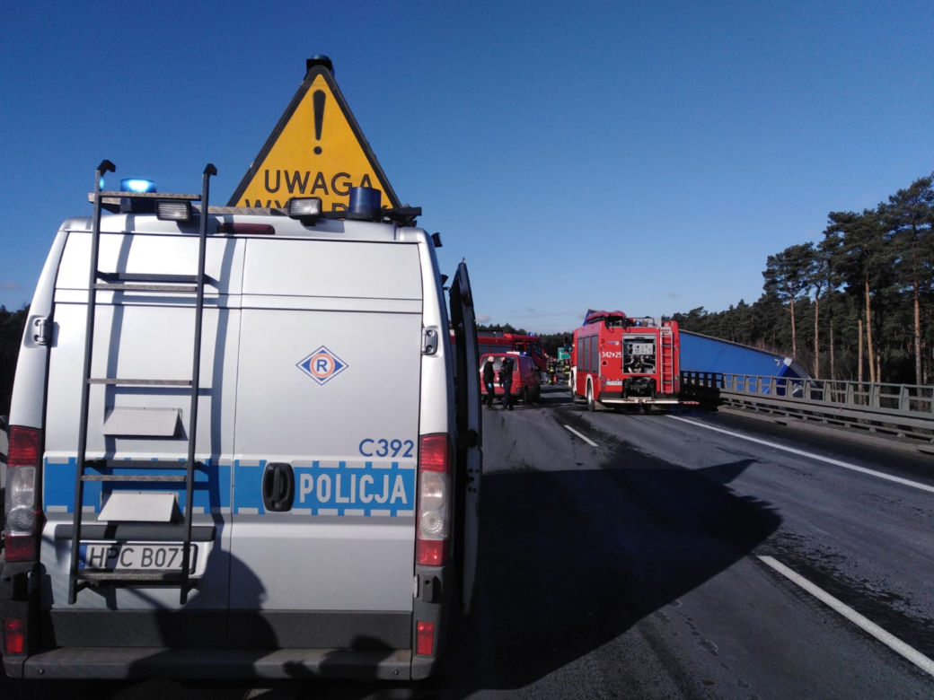 Poważny wypadek na s10 koło Torunia. Auto wyrzucone ze skarpy!
