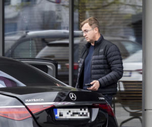 Ekstraklasa. Właściciel Widzewa Łódź przyłapany na lotnisku. Tajna misja ratunkowa