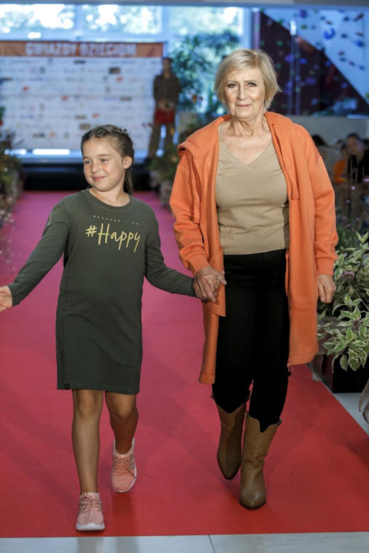 Aktorki, wokalistki i dziennikarki zadały szyku w pokazie mody "Gwiazdy Dzieciom"
